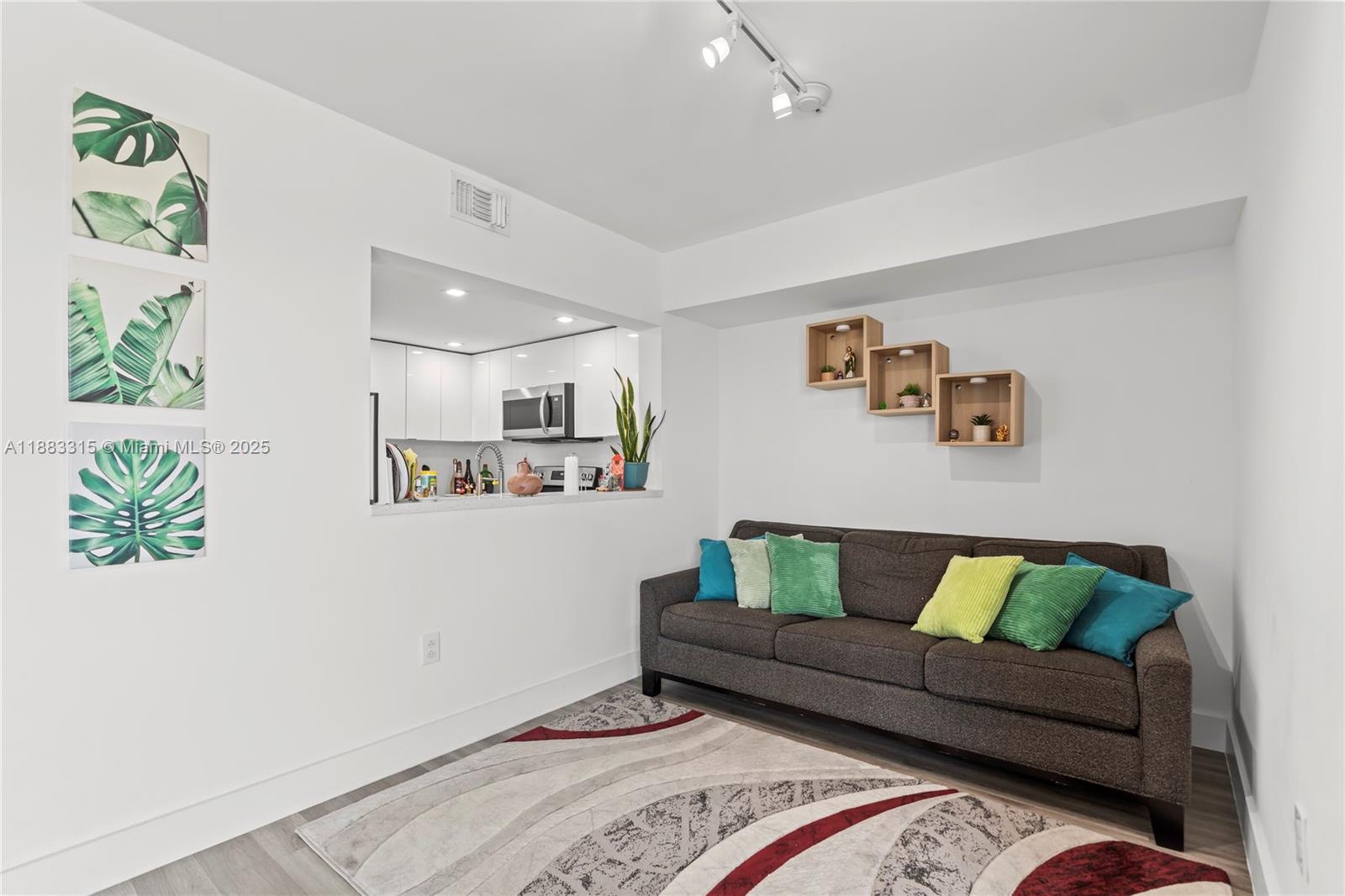 INTERNATIONAL TOWERS COND - Residential Lease