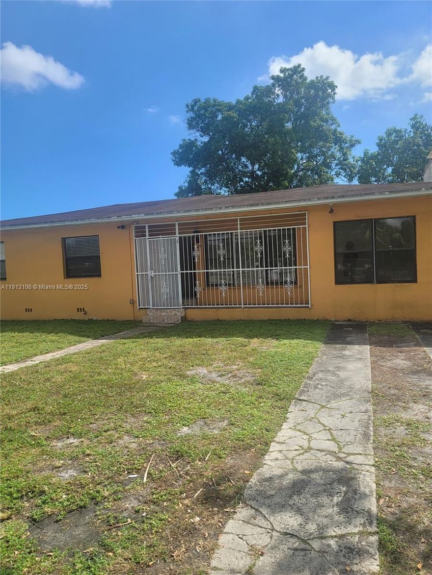 Very large home for a large family , in a quiet neighborhood. Conveniently located at walking distance to supermarket, restaurant and place of worship.near i-95,grattiny expressway toward i-75,close to Barry University and Miami-Dade college