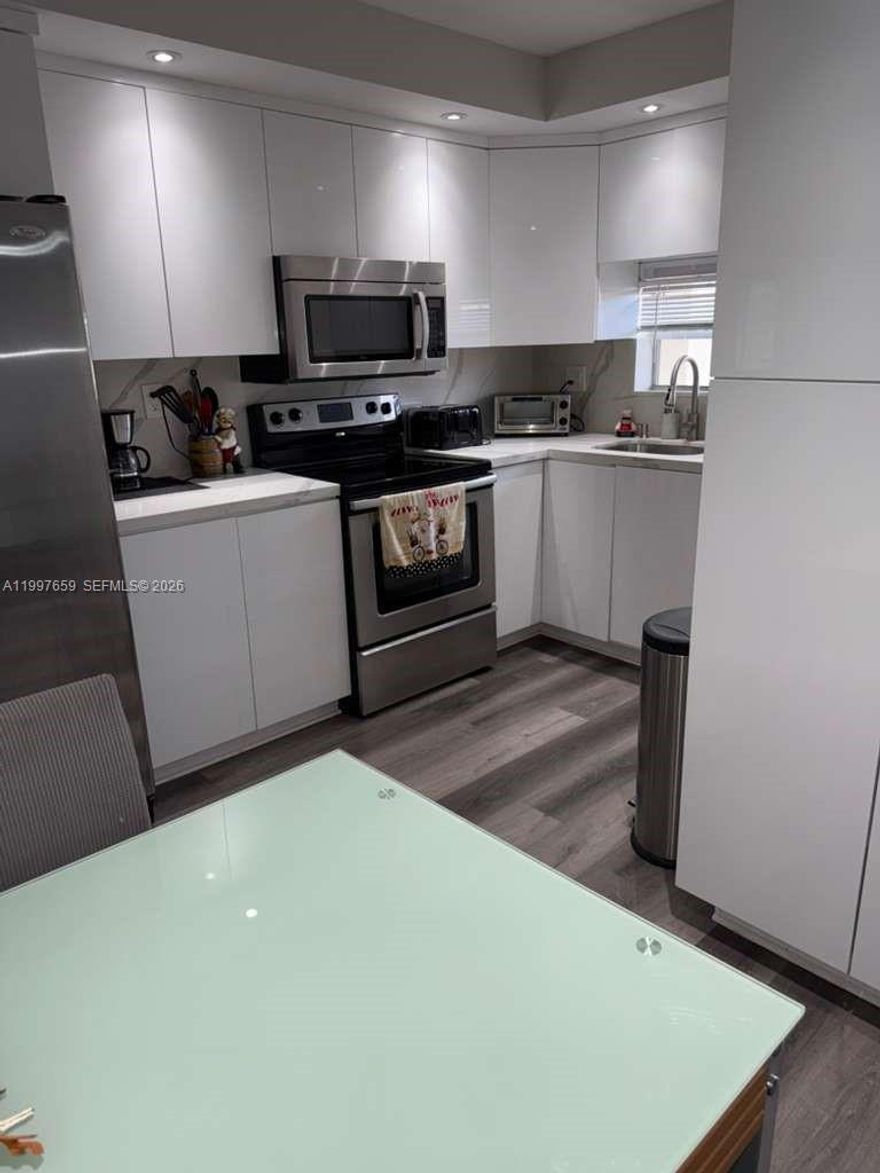 Spacious and well-maintained 2-bedroom, 2-bath unit at 691 S Hollybrook Dr in the desirable Hollybrook Golf & Tennis Club community. This property features a bright open floor plan, natural light, and a modern kitchen with refrigerator, stove, oven, microwave, and dishwasher. Enjoy comfortable living space, ample storage, and peaceful surroundings.
Tenant benefits from a wide range of community amenities including free golf (cart fees excluded) on two PGA courses and a Par 3, tennis courts, pickleball, shuffleboard, heated pool, fitness center, sauna, billiards room, clubhouse, restaurant, courtesy bus, library, BBQ/picnic areas, putting greens, vehicle wash area, and scenic walking/bike paths. Golf privileges included in rent.  
Conveniently located close to shopping, dining, major highways, and just minutes to the beach. Association approval required. Tenant to provide application, credit report, proof of income, background check, and valid ID. First month, last month, and security deposit required. Easy to show via Showing Time or contact listing agent.