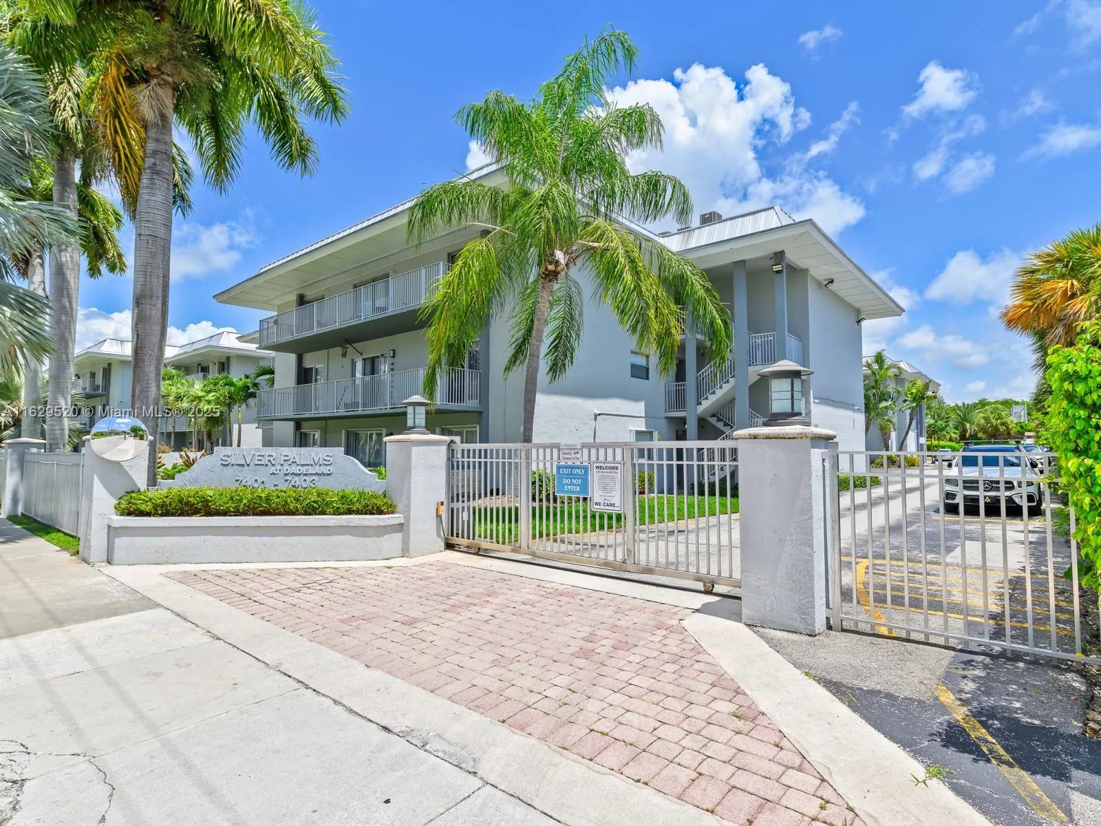Miami, Florida 33143, United States, 1 Bedroom Bedrooms, ,1 BathroomBathrooms,Residential,Active,49134