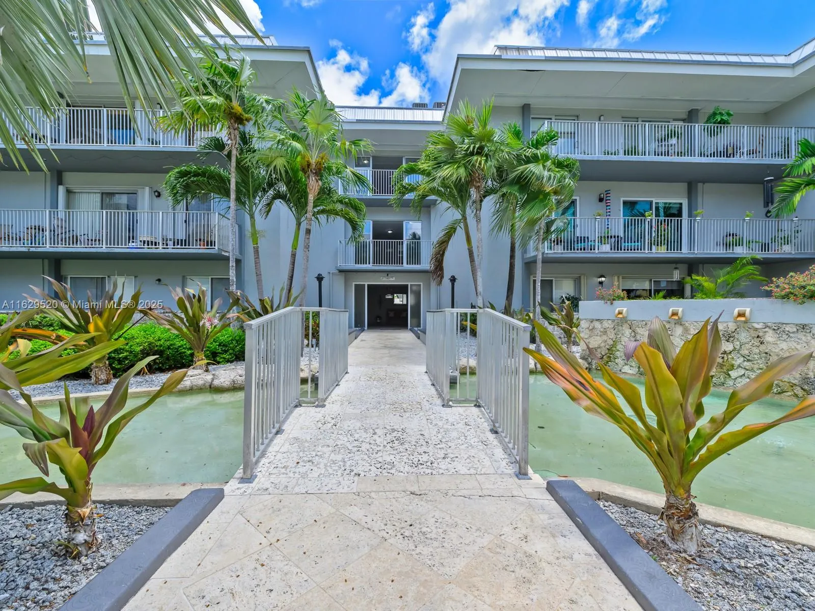 Miami, Florida 33143, United States, 1 Bedroom Bedrooms, ,1 BathroomBathrooms,Residential,Active,49134