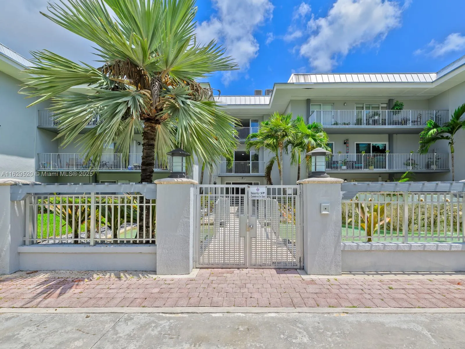 Miami, Florida 33143, United States, 1 Bedroom Bedrooms, ,1 BathroomBathrooms,Residential,Active,49134