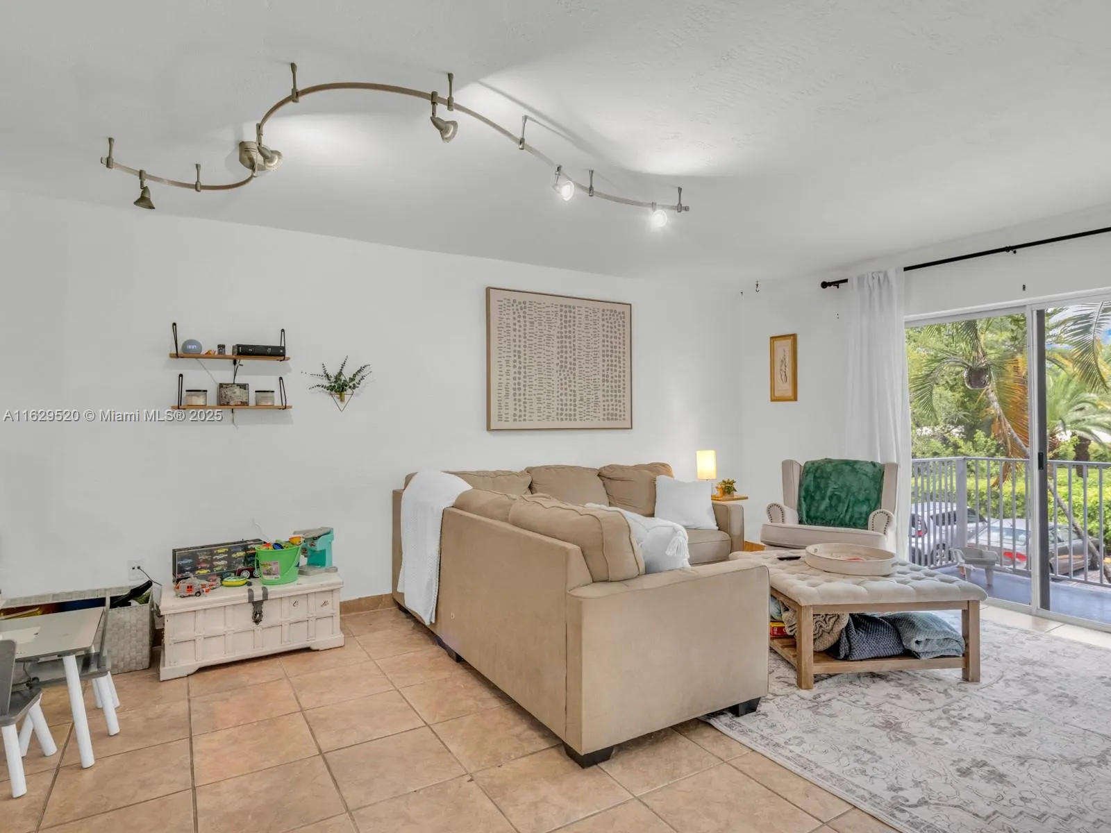 Miami, Florida 33143, United States, 1 Bedroom Bedrooms, ,1 BathroomBathrooms,Residential,Active,49134