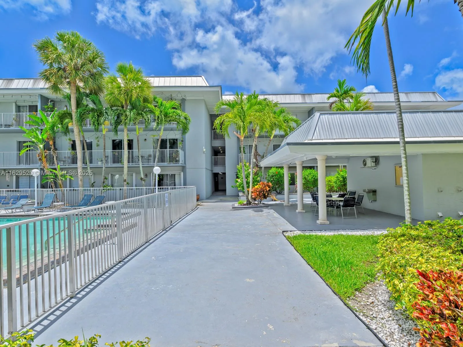 Miami, Florida 33143, United States, 1 Bedroom Bedrooms, ,1 BathroomBathrooms,Residential,Active,49134