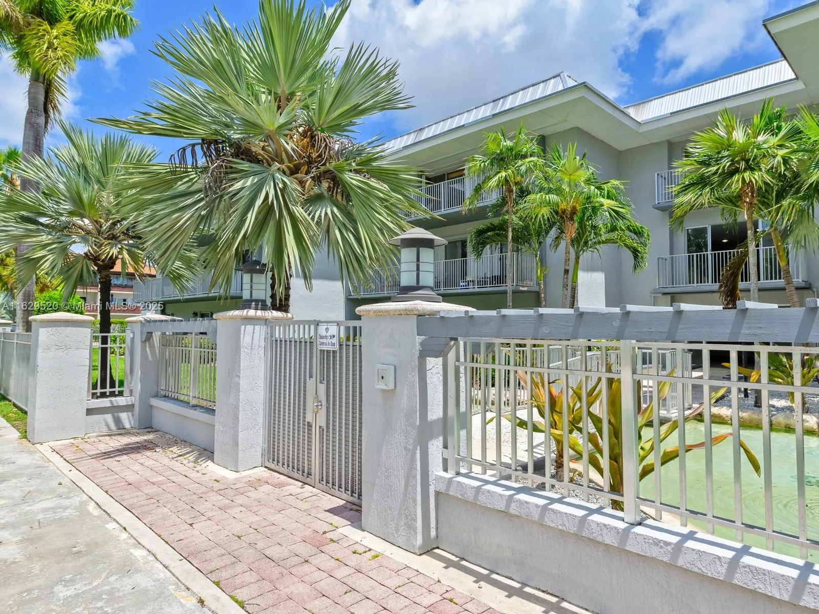 Miami, Florida 33143, United States, 1 Bedroom Bedrooms, ,1 BathroomBathrooms,Residential,Active,49134