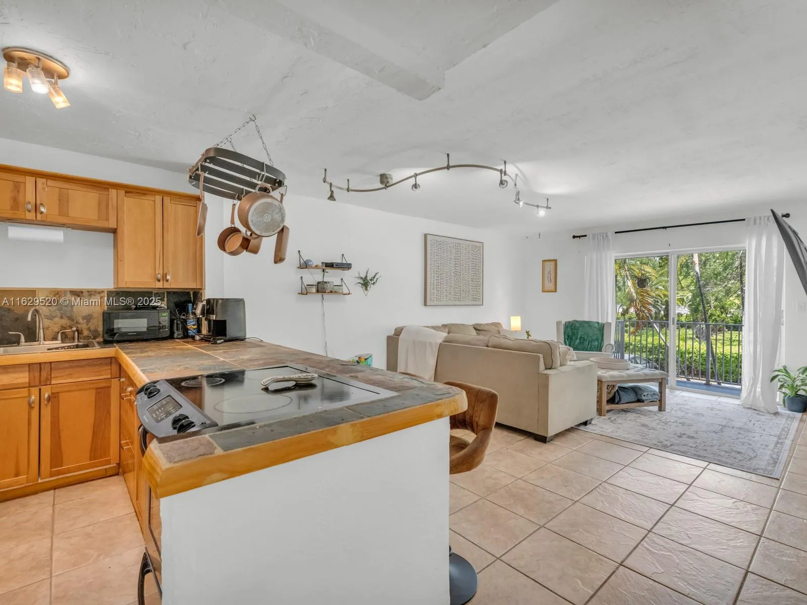 Miami, Florida 33143, United States, 1 Bedroom Bedrooms, ,1 BathroomBathrooms,Residential,Active,49134
