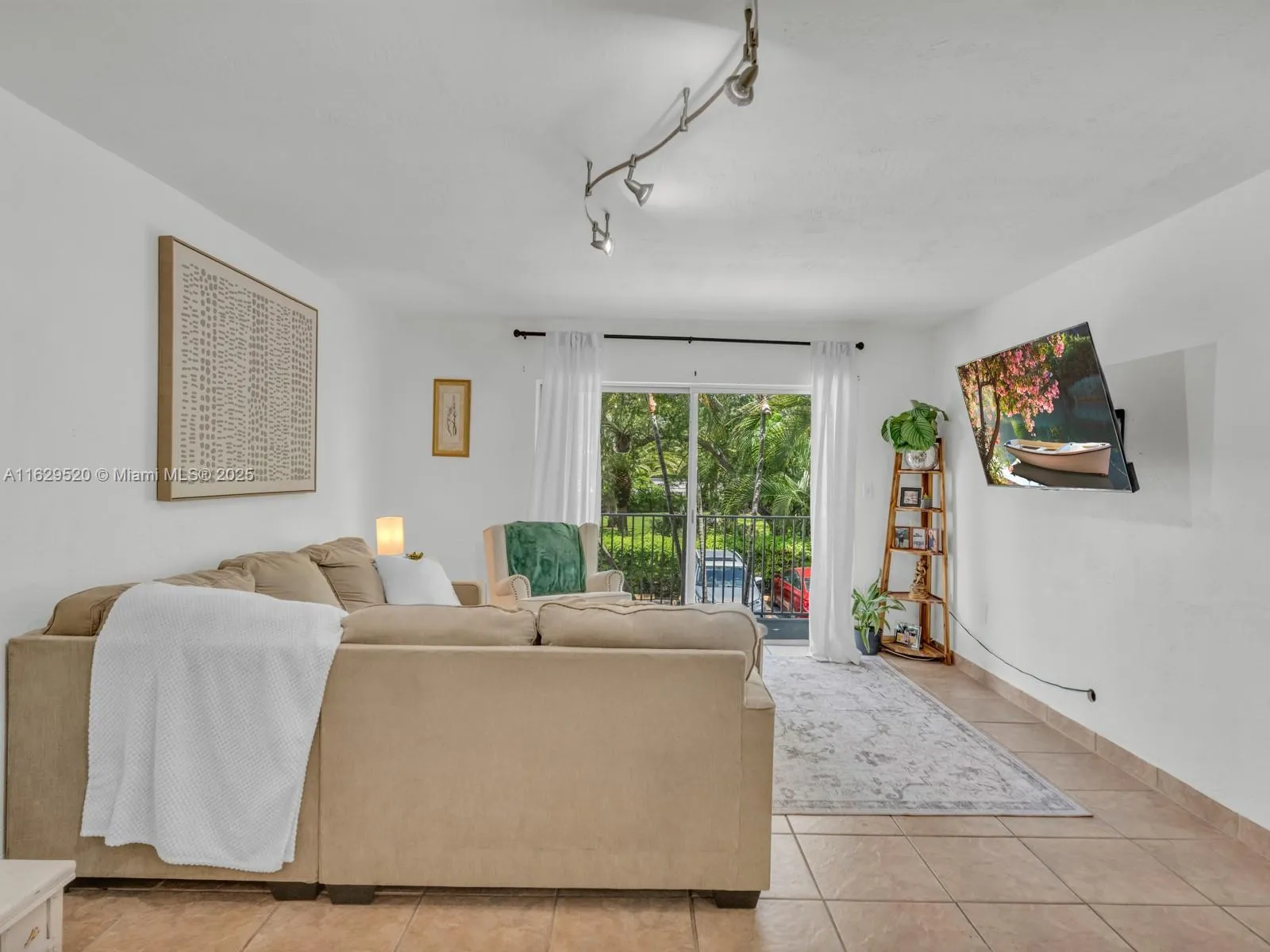 Miami, Florida 33143, United States, 1 Bedroom Bedrooms, ,1 BathroomBathrooms,Residential,Active,49134