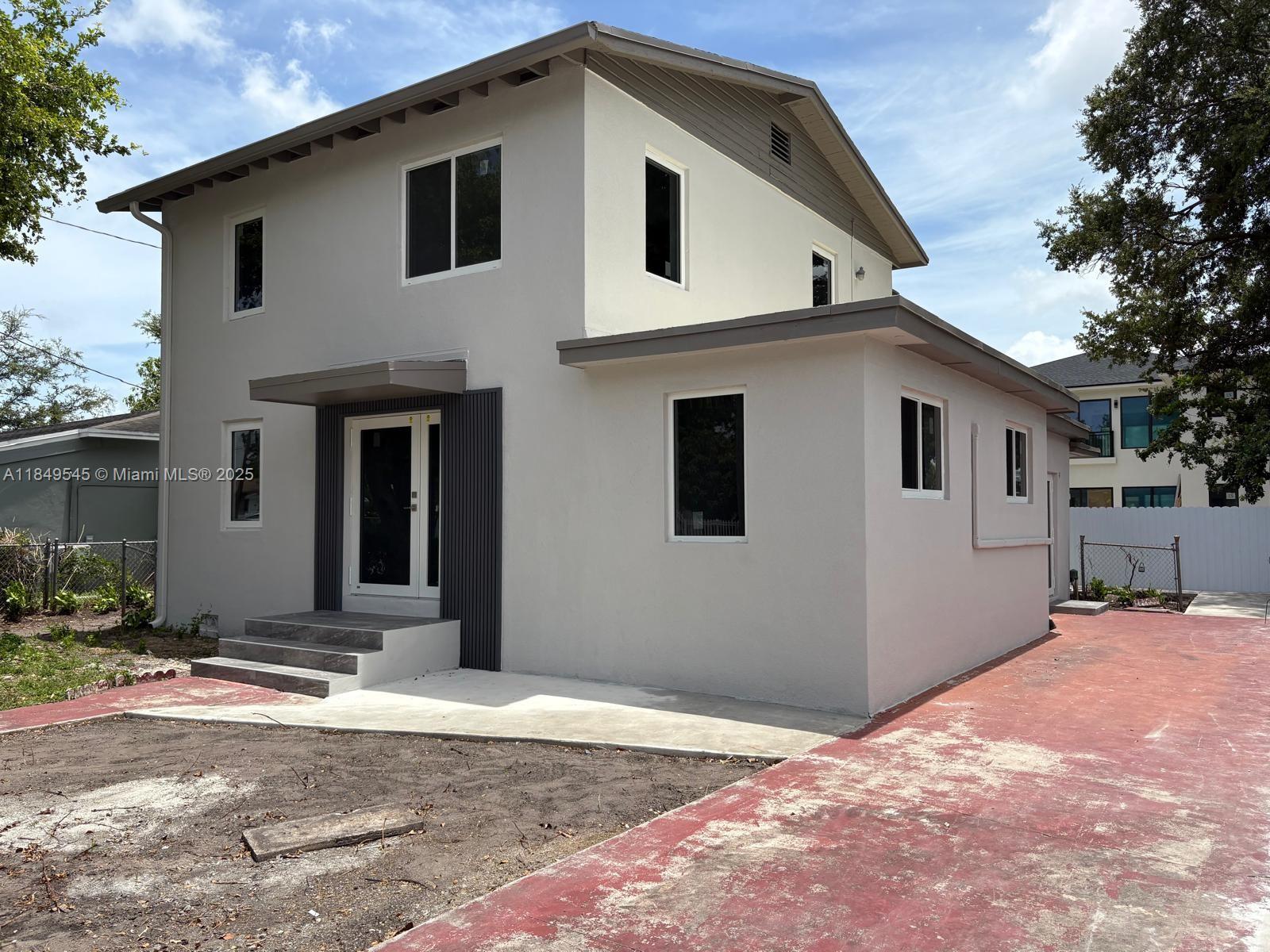 Beautifully remodeled 1 bed, 1 bath unit in a prime Miami location! Enjoy modern finishes, bright sunlight and a comfortable living space perfect for singles or couples. Shared laundry available on-site for added convenience.