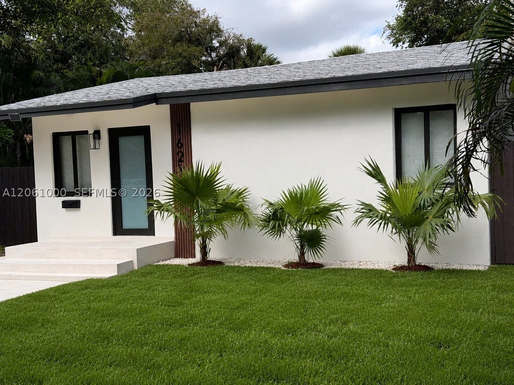 Photo of 1621 SW 11th Ct, Fort Lauderdale, FL 33312 (MLS # A12061000)