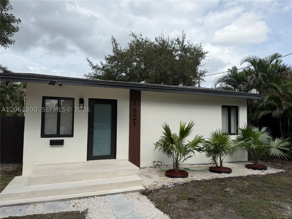 Photo of 1621 SW 11th Ct, Fort Lauderdale, FL 33312 (MLS # A12061000)