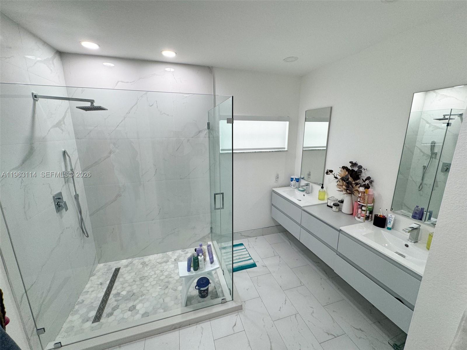 SANTA MONICA ESTATES - Residential