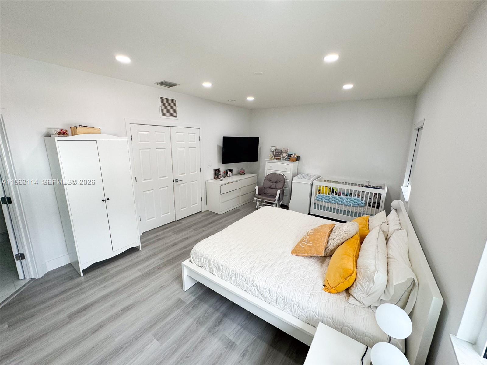 SANTA MONICA ESTATES - Residential