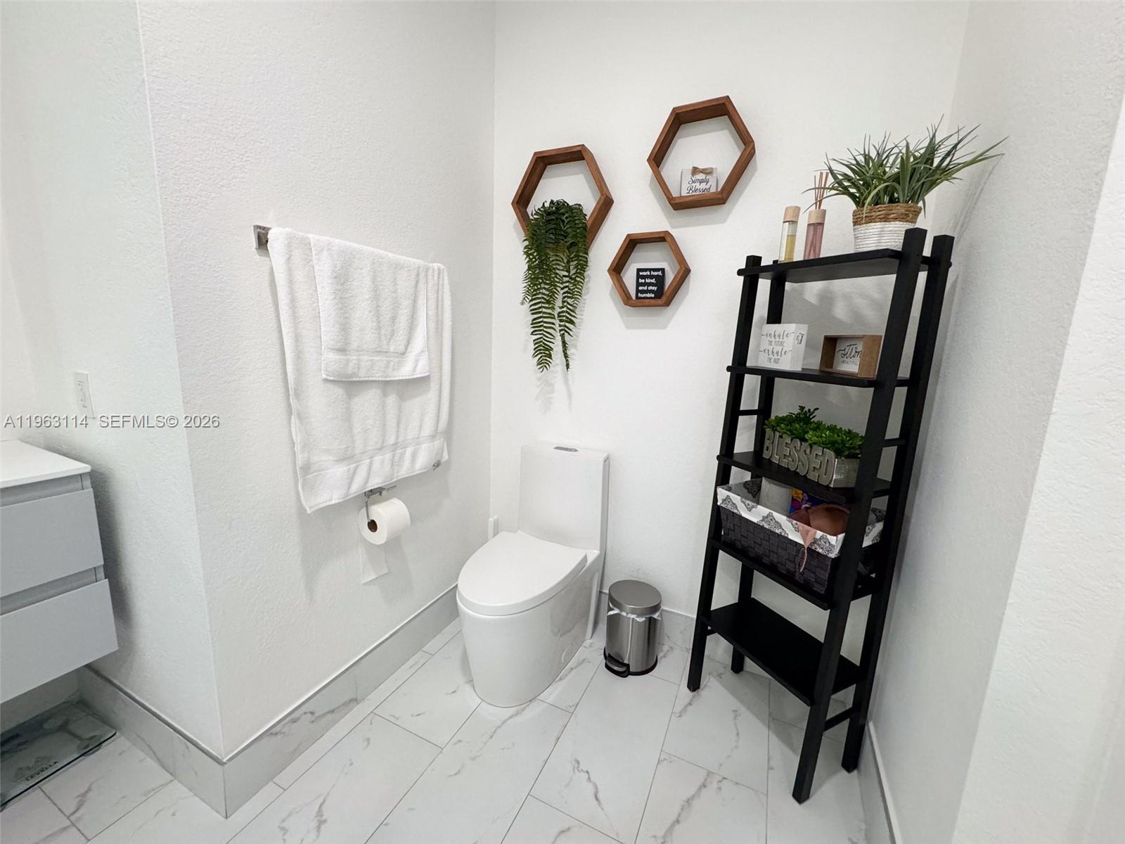 SANTA MONICA ESTATES - Residential