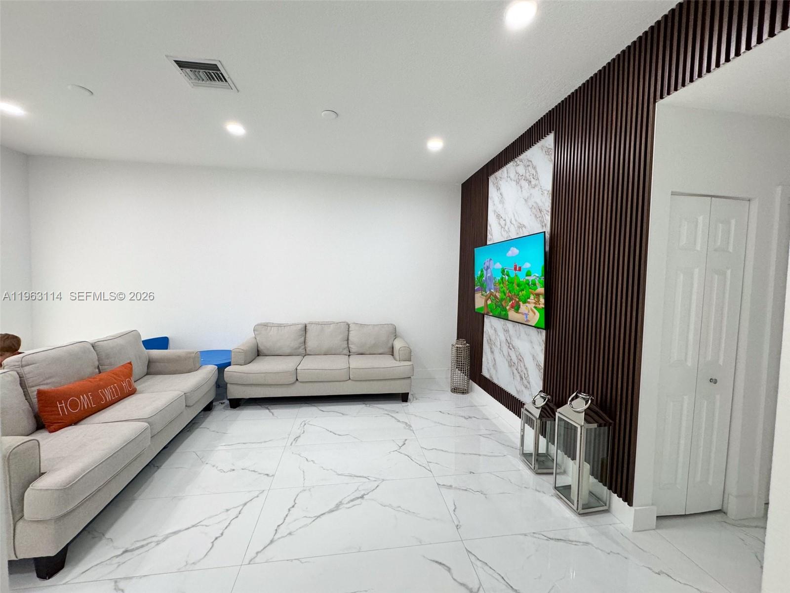 SANTA MONICA ESTATES - Residential