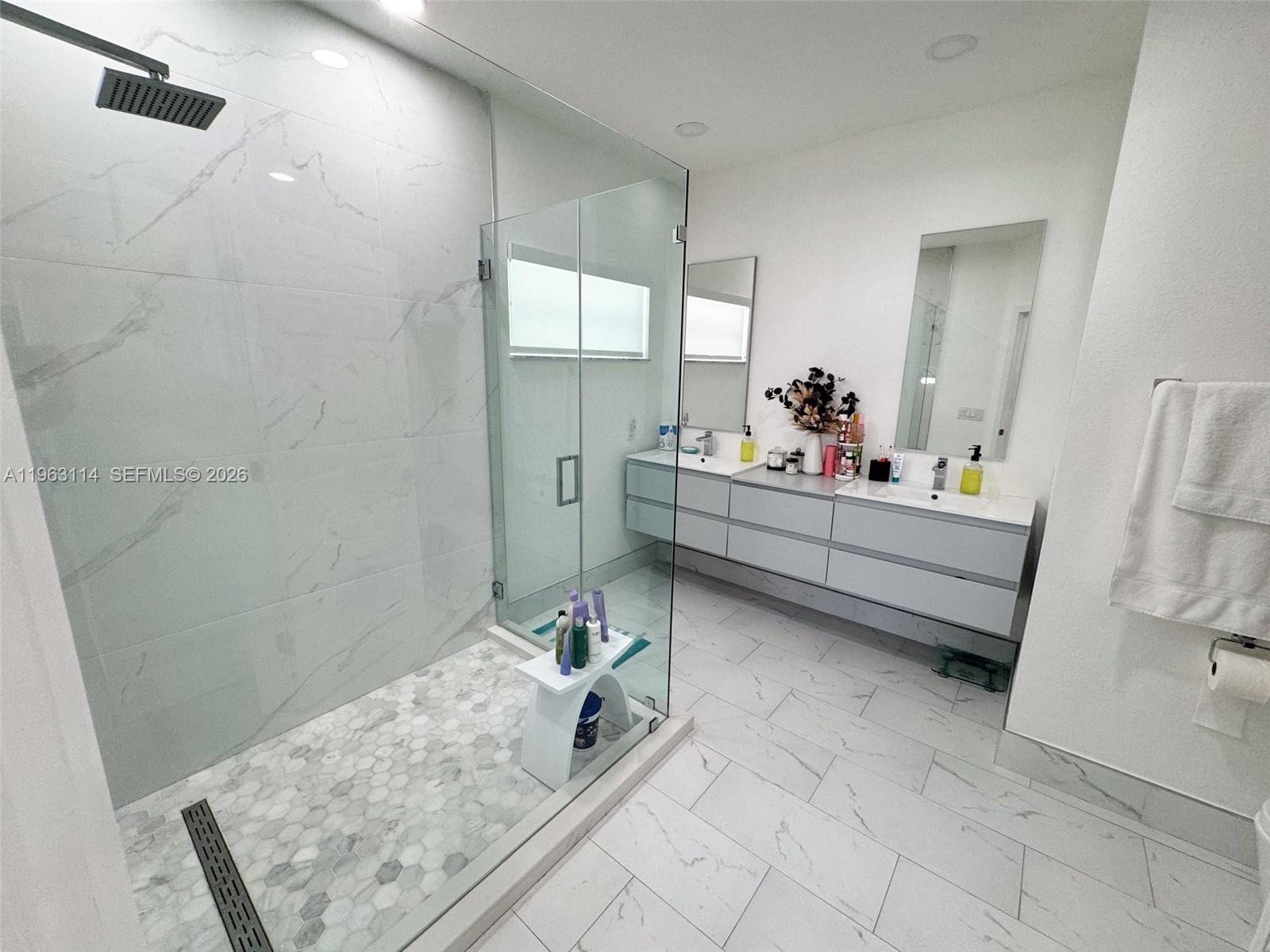 SANTA MONICA ESTATES - Residential