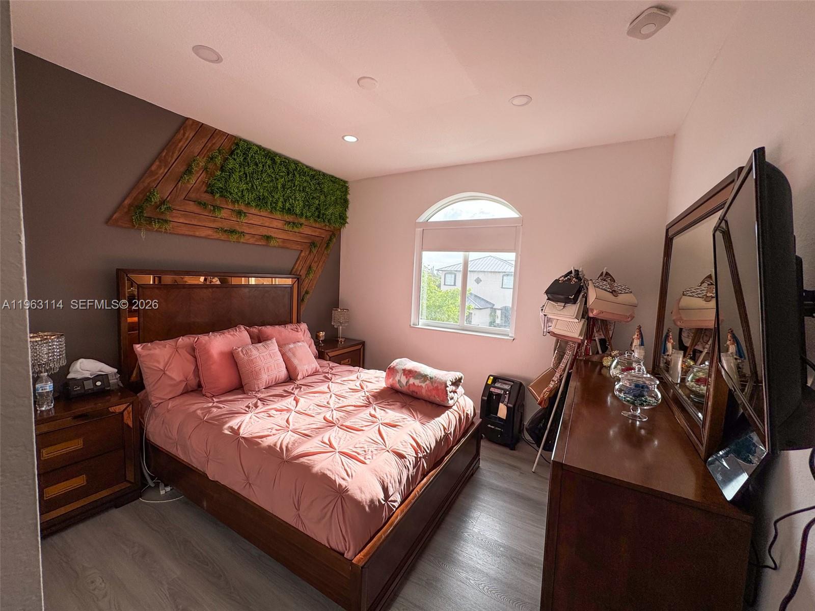 SANTA MONICA ESTATES - Residential