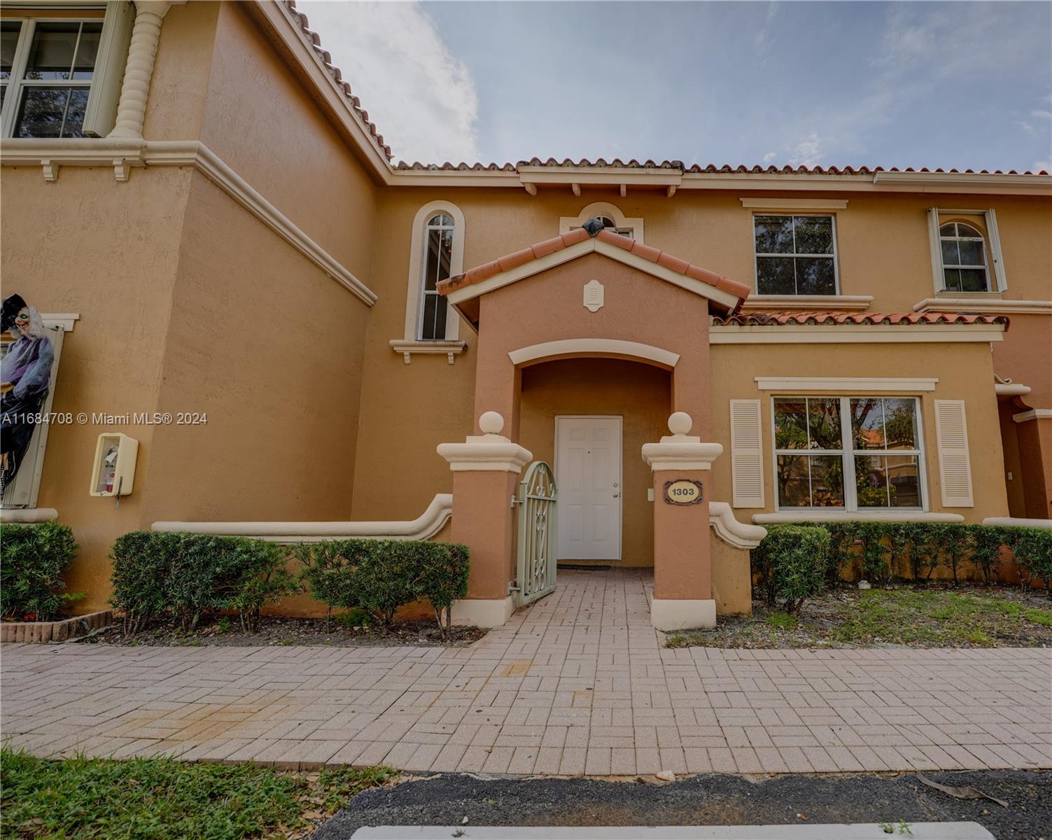 Rental Property at 8530 Nw 140th St 1303, Miami Lakes, Miami-Dade County, Florida - Bedrooms: 2 
Bathrooms: 2  - $2,800 MO.
