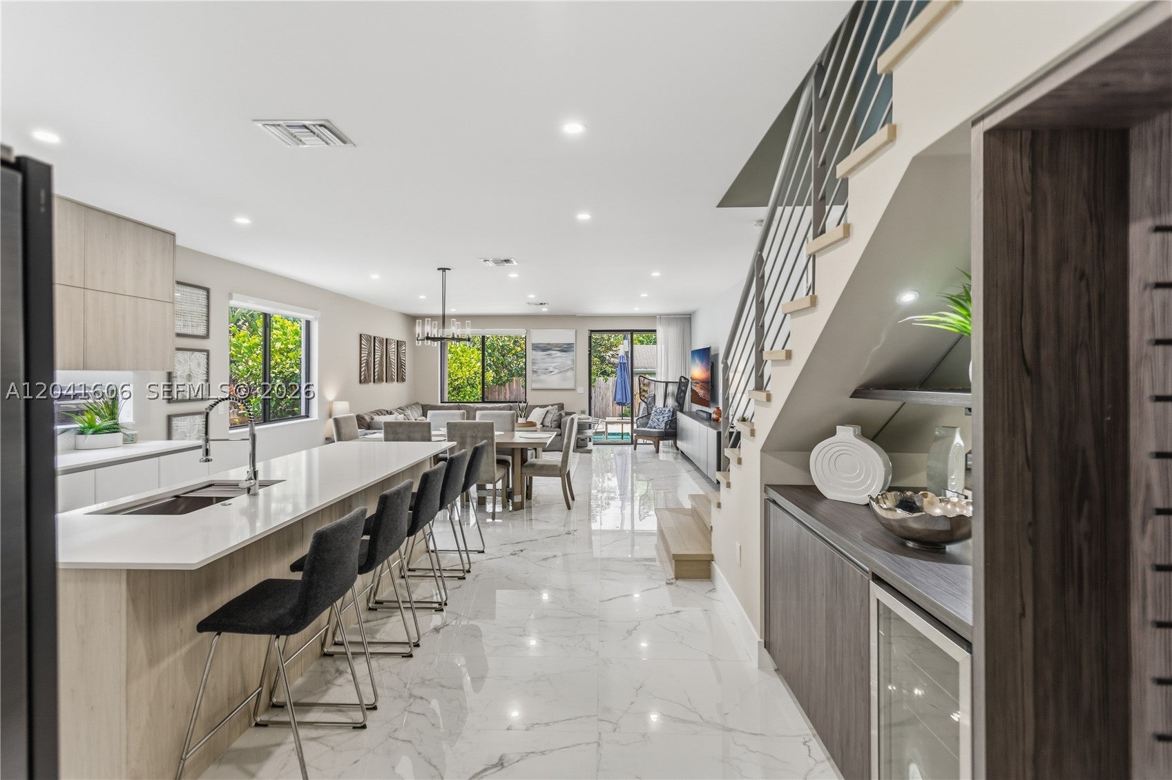 809 SW 10th Ter