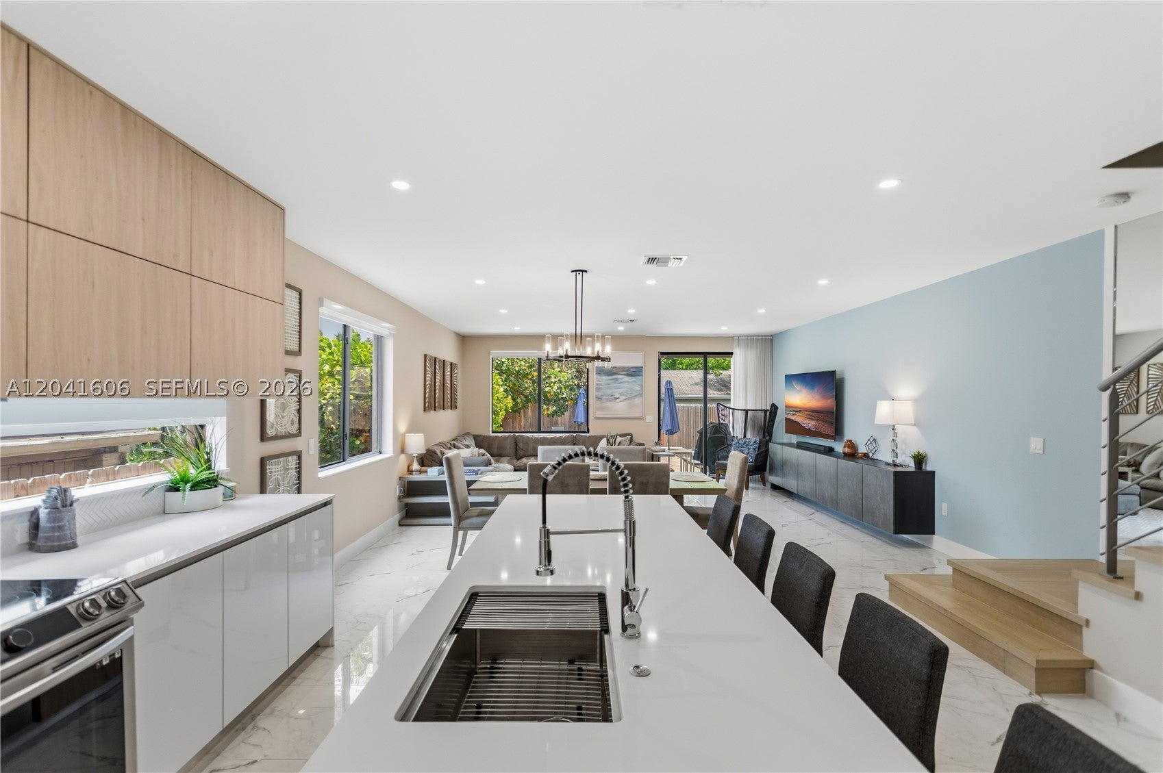 809 SW 10th Ter