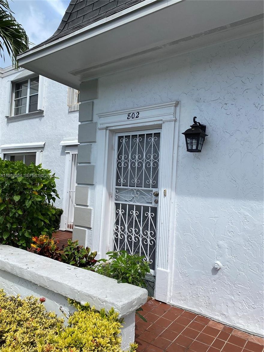 Beautiful 2 bedroom townhouse in the hart of desirable Three Island area. Proof of stable income and proof of funds required.  Please tex listing agent for details.