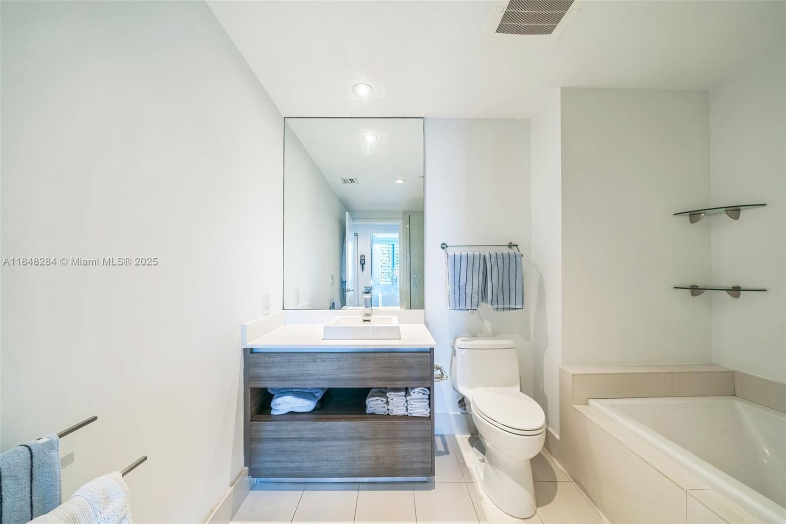 1100 MILLECENTO RESIDENCE - Residential