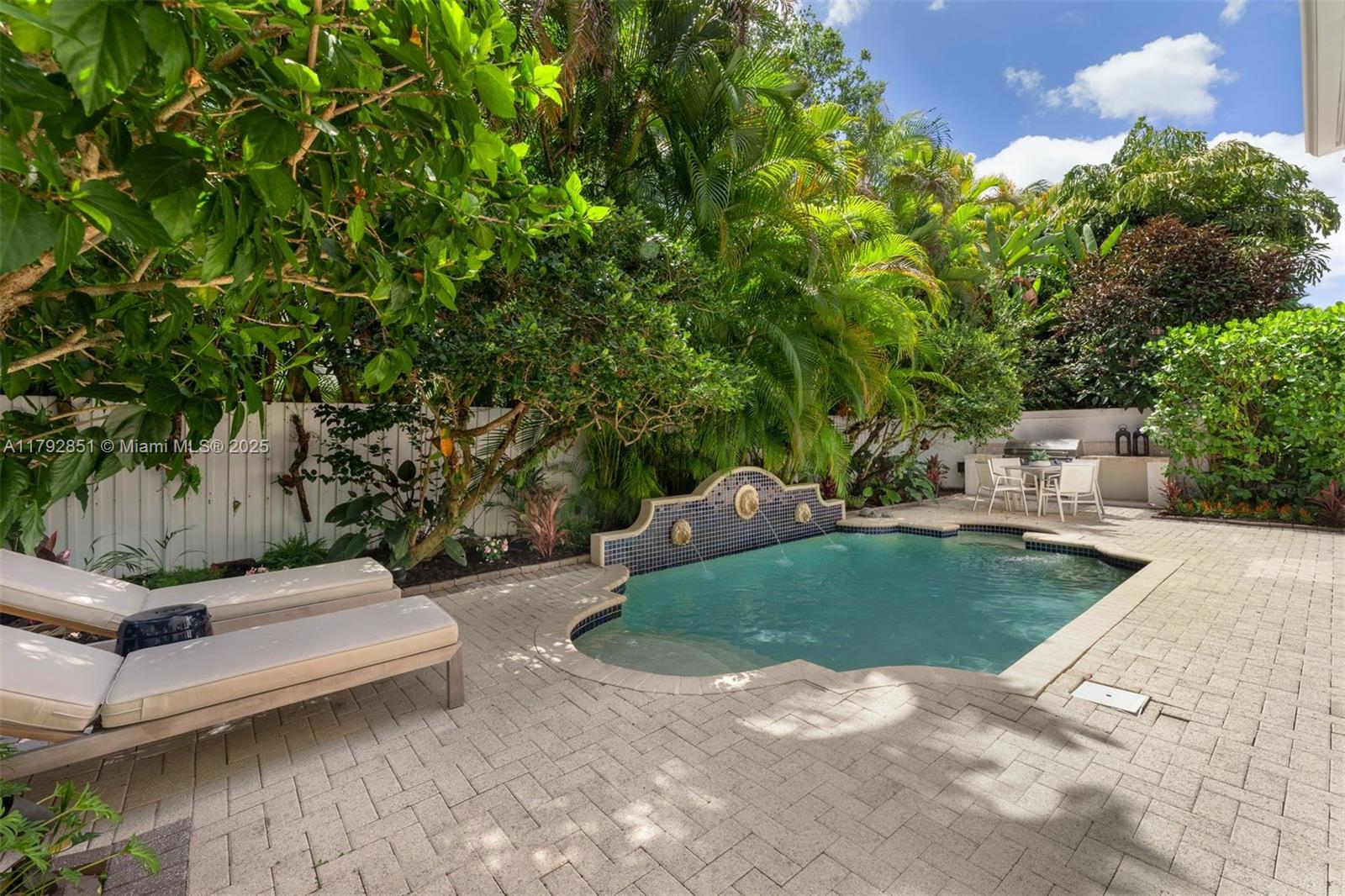 UNIVERSITY PLACE - Residential