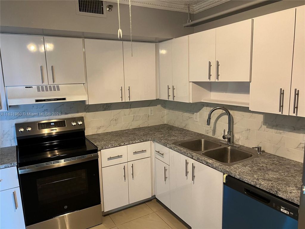 Photo of 919 Hillcrest Dr #804, Hollywood, FL 33021 (MLS # A11631960)