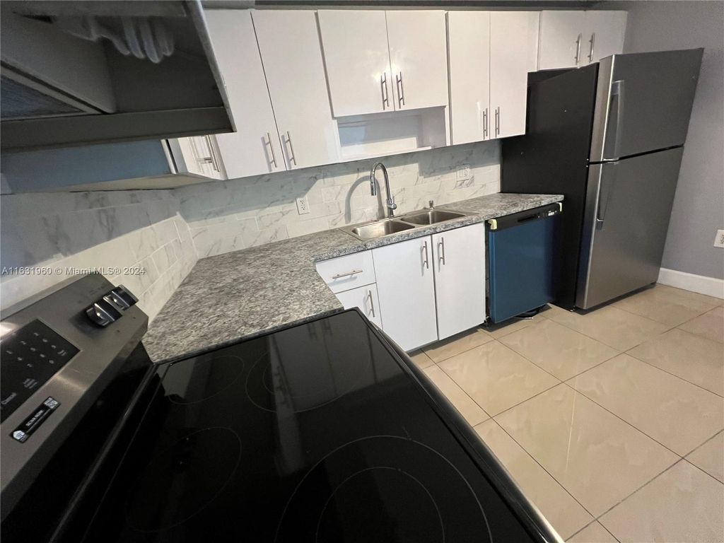 Photo of 919 Hillcrest Dr #804, Hollywood, FL 33021 (MLS # A11631960)