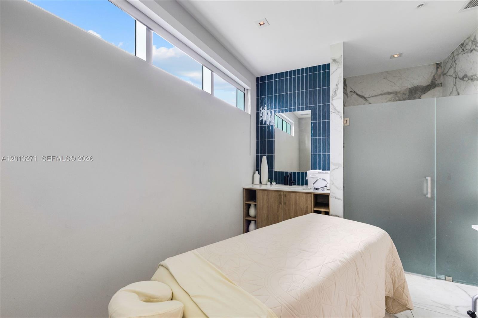 IVY CONDO - Residential