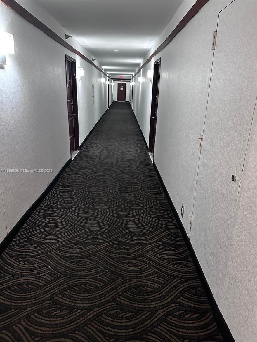 1 BEDROOM 2 BATHROOM IN THE HEART OF AVENTURA. BEAUTIFUL VIEW OVERLOOKING FOUNDERS PARK. TILE AND LAMINATE FLOORS. WASHER AND DRYER IN THE UNIT FULL SERVICE BLDG. MINUTES TO AVENTURA MALL - CLOSE TO BEACH