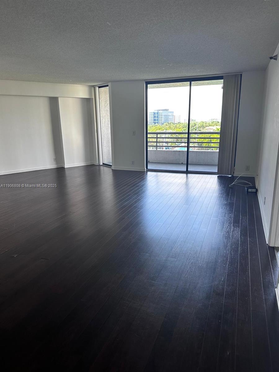 PARC CENTRAL AVENTURA SOU - Residential Lease