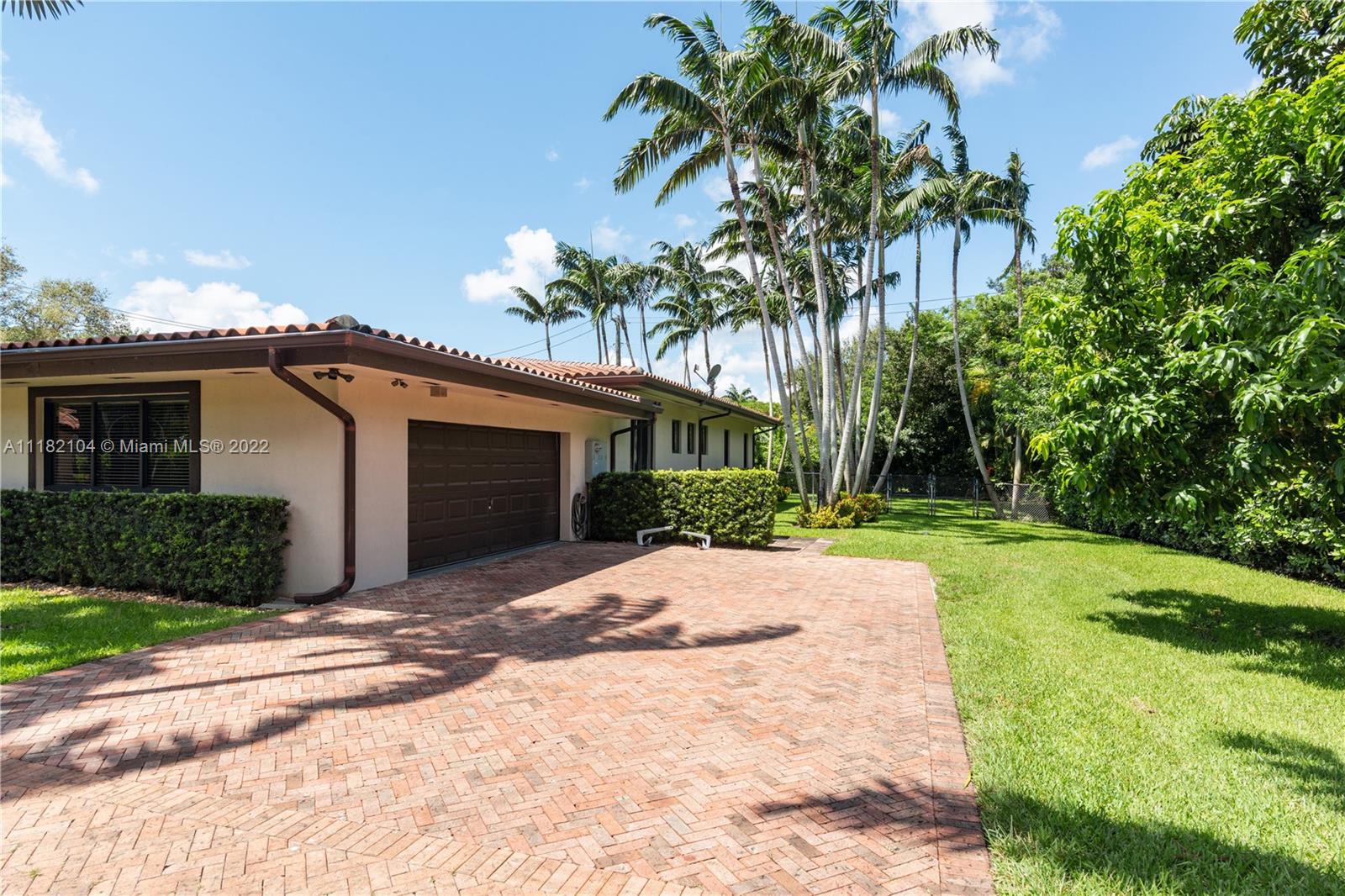 TOWN & RANCH ESTS - Residential