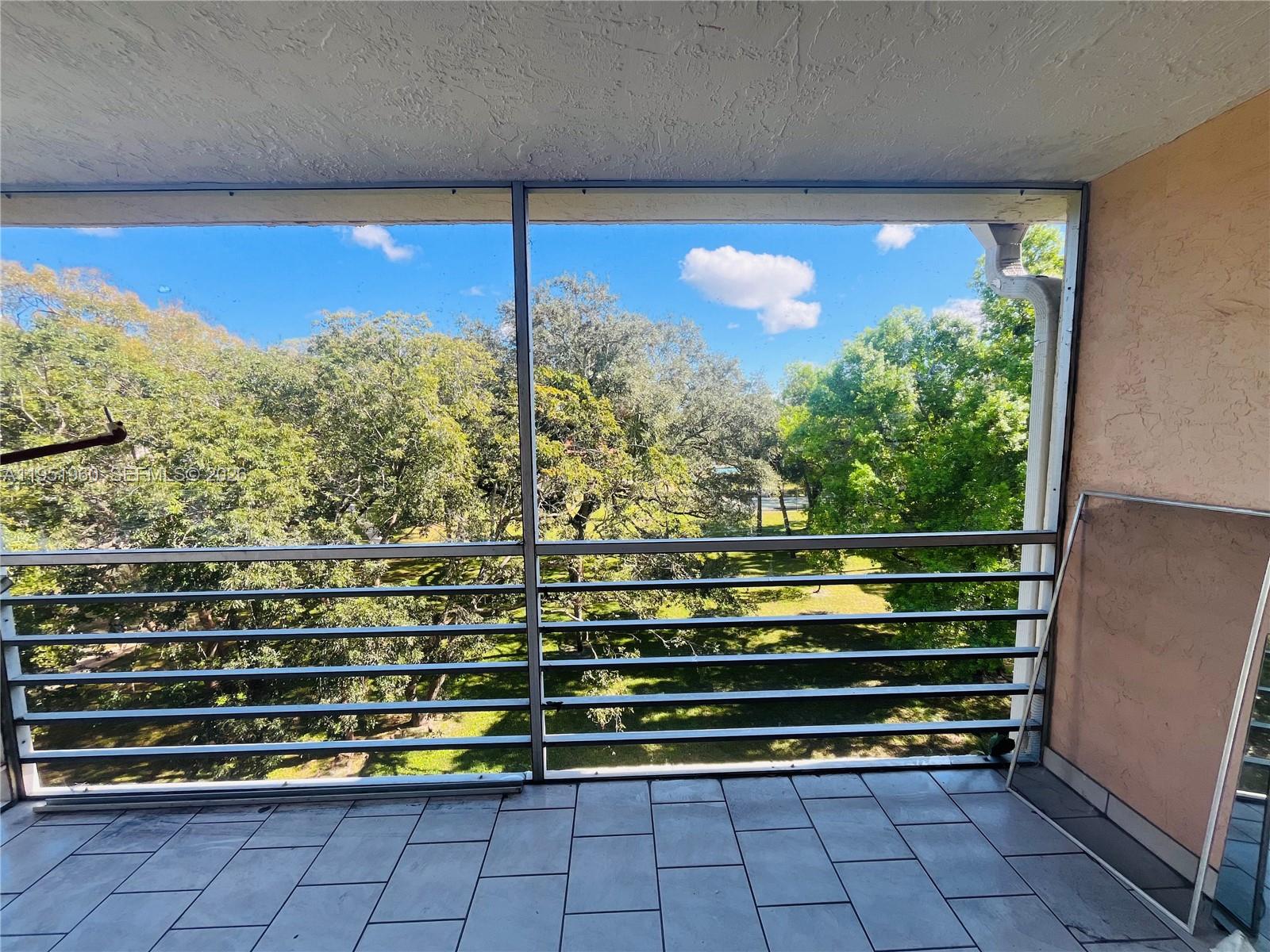 CYPRESS CHASE CONDO NO 5 - Residential