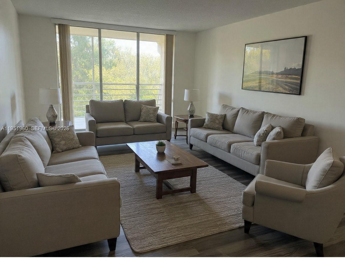 CYPRESS CHASE CONDO NO 5 - Residential