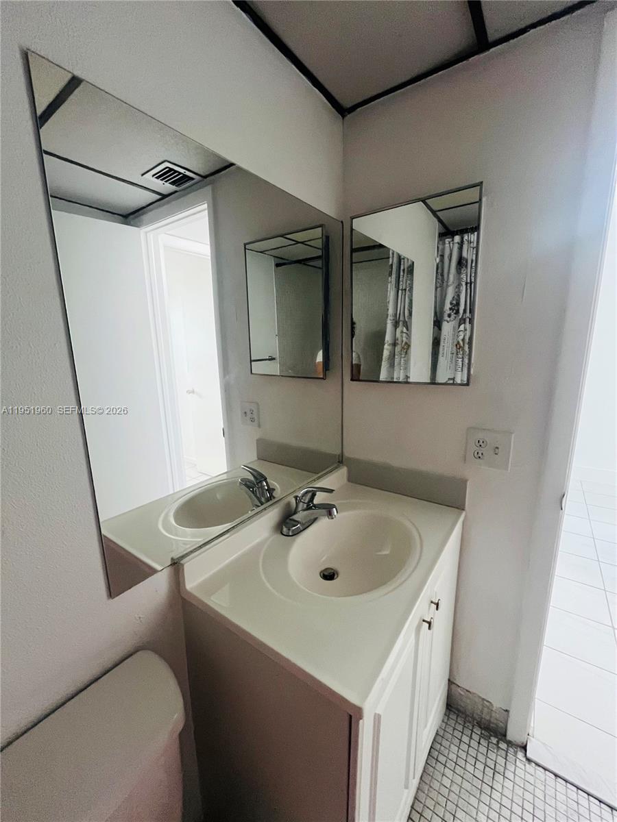 CYPRESS CHASE CONDO NO 5 - Residential