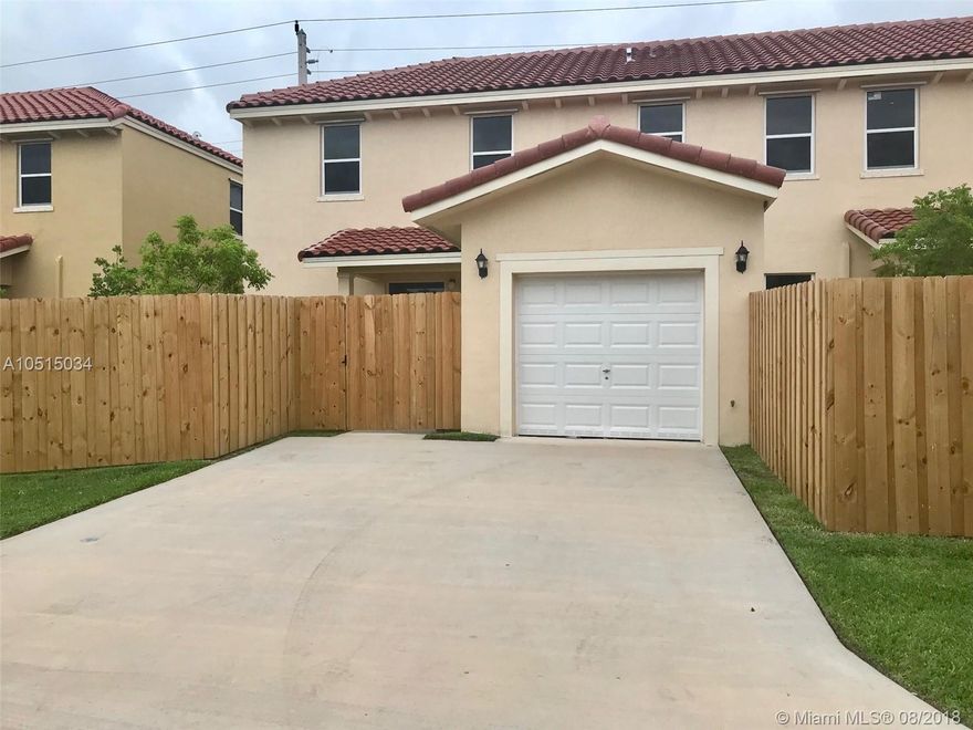 *** BRAND NEW TOWNHOME*** VERY SPACIOUS, PORELAIN FLOORS THROUGHOUT FIRST FLOOR, CORNER WITH FOUR BEDROOMS ON SECOND FLOOR AND AMPLE SPACE ON FIRST FLOOR FOR LIVING AREA, DINING AREA AND FAMILY ROOM.
STAIINLESS STEEL KITCHEN APPLIANCES