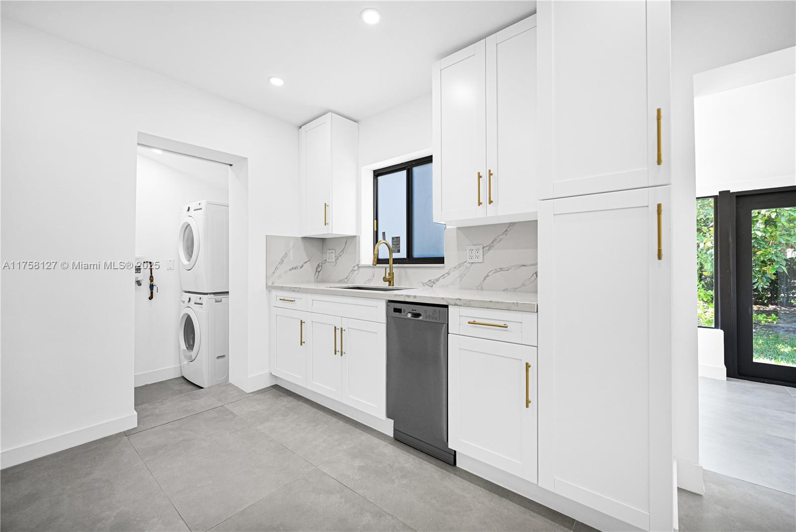 SILVER BLUFF EST-SEC B - Residential