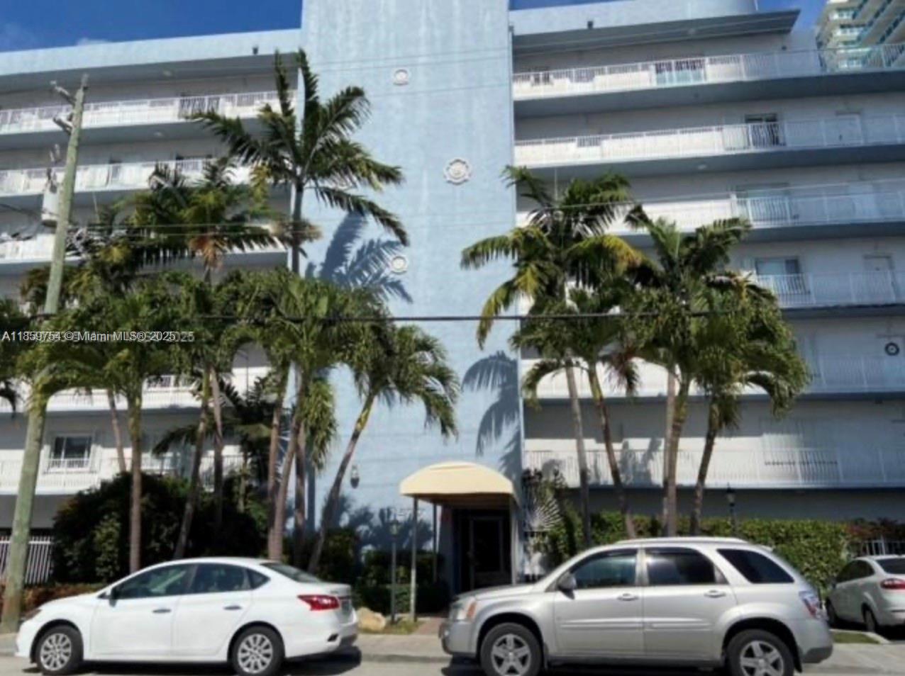 Boutique Condominium located in the heart of Edgewater. Spacious 1 Bedroom and 1.5 bathroom with porcelain floors throughout. Washer & Dryer inside the unit.
Amenities include gym, pool, club room and 1 assigned parking space.
Walk to dining, shopping and everything edgewater has to offer!