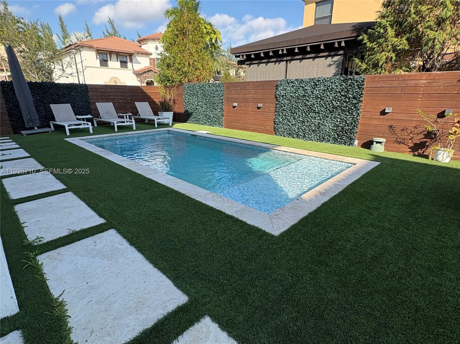 DORAL BREEZE - Residential