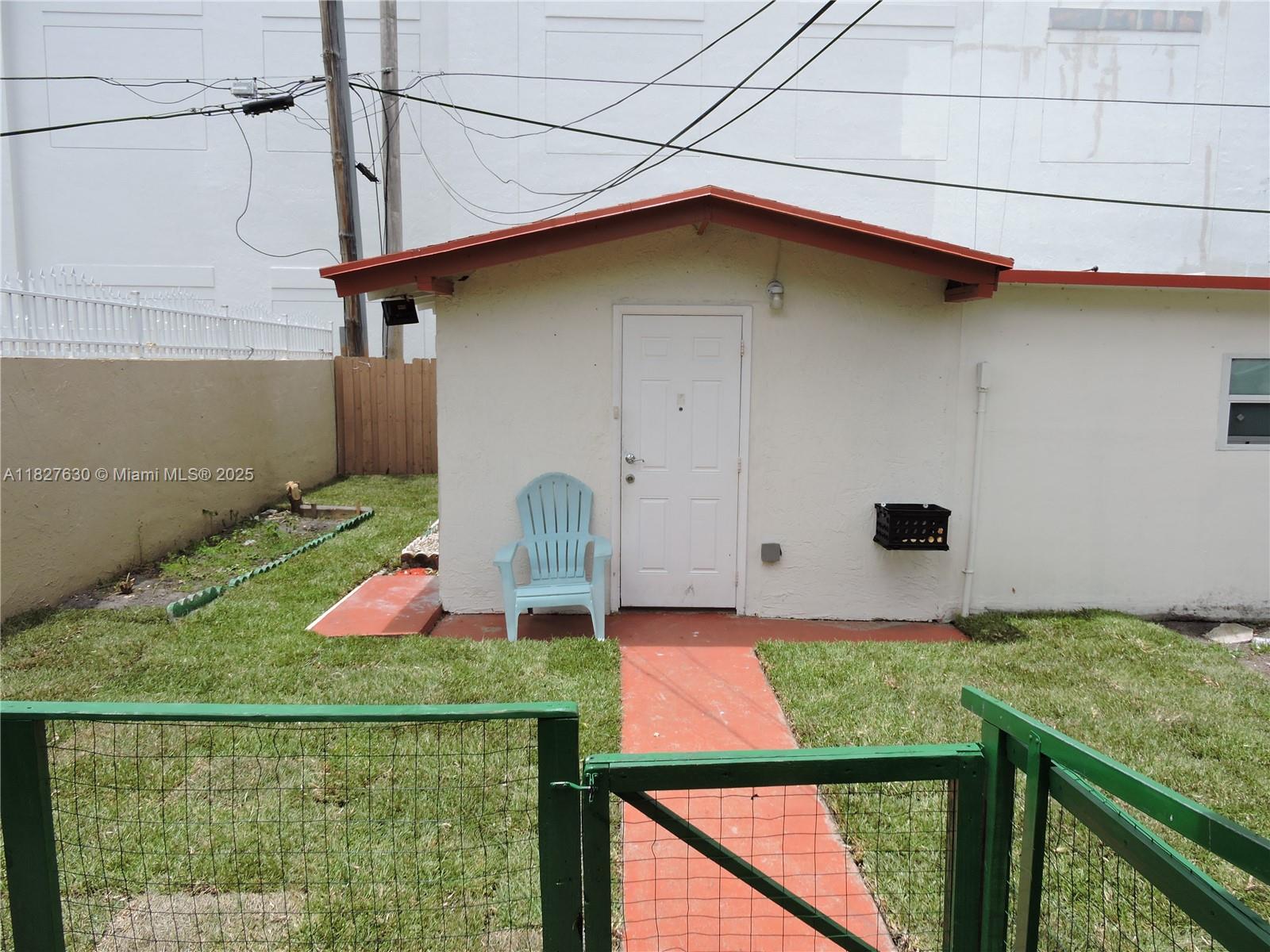 Centrally located unit in well kept condition with lots of good natural light. Water, light, and trash removal are included in the price. The unit is surrounded by very nice welcoming neighbors. Parking is also available.