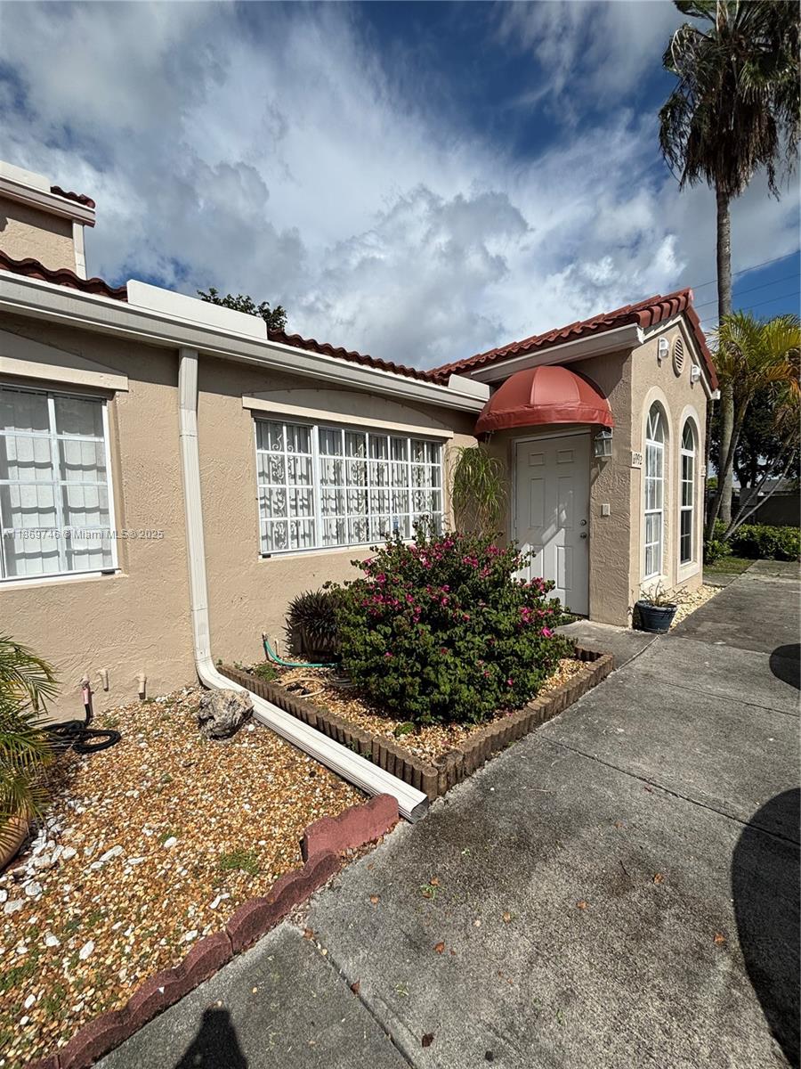 NICE TWO STORY TOWNHOUSE, 2 BEDROOMS & 2 BATHROOMS, 1 BEDROOM ON FIRST FLOOR. NICE PATIO. WAHSER & DRYER INSIDE UNIT. 2 PARKING SPACES ASIGNED. COMMUNITY POOL. NEAR EXPREWAYS, CLOSE RESTAURANTS AND MORE. TENANTS MUST MAKES THE ASSOCIATION SECURITY DEPOSIT, PLUS THE ASSOCIATIONFEE FOR EACH SCREENING. REQUIRED 1ST & LAST MONTH RENT PLUS RENTAL SECURITY DEPOSIT.