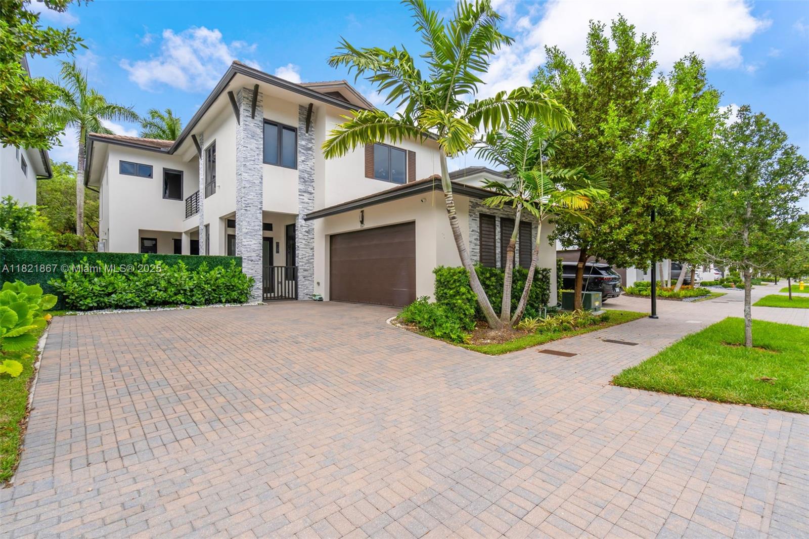 Property for Sale at 8127 Nw 48th Ter, Doral, Miami-Dade County, Florida - Bedrooms: 5 
Bathrooms: 4  - $2,095,000