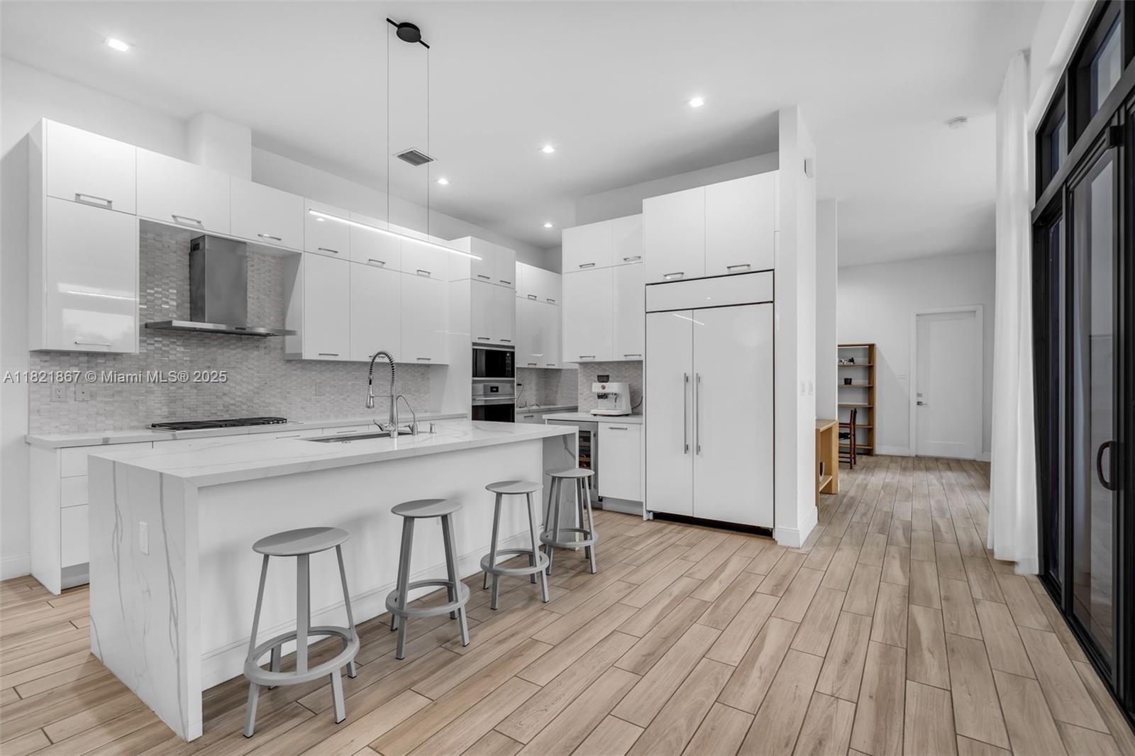 8127 NW 48th Ter