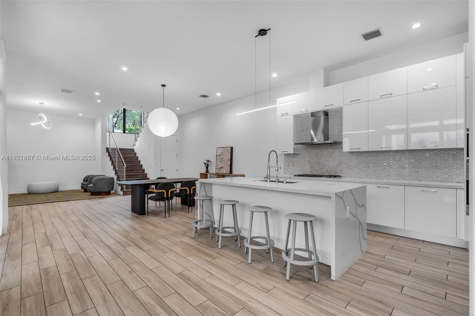 8127 NW 48th Ter
