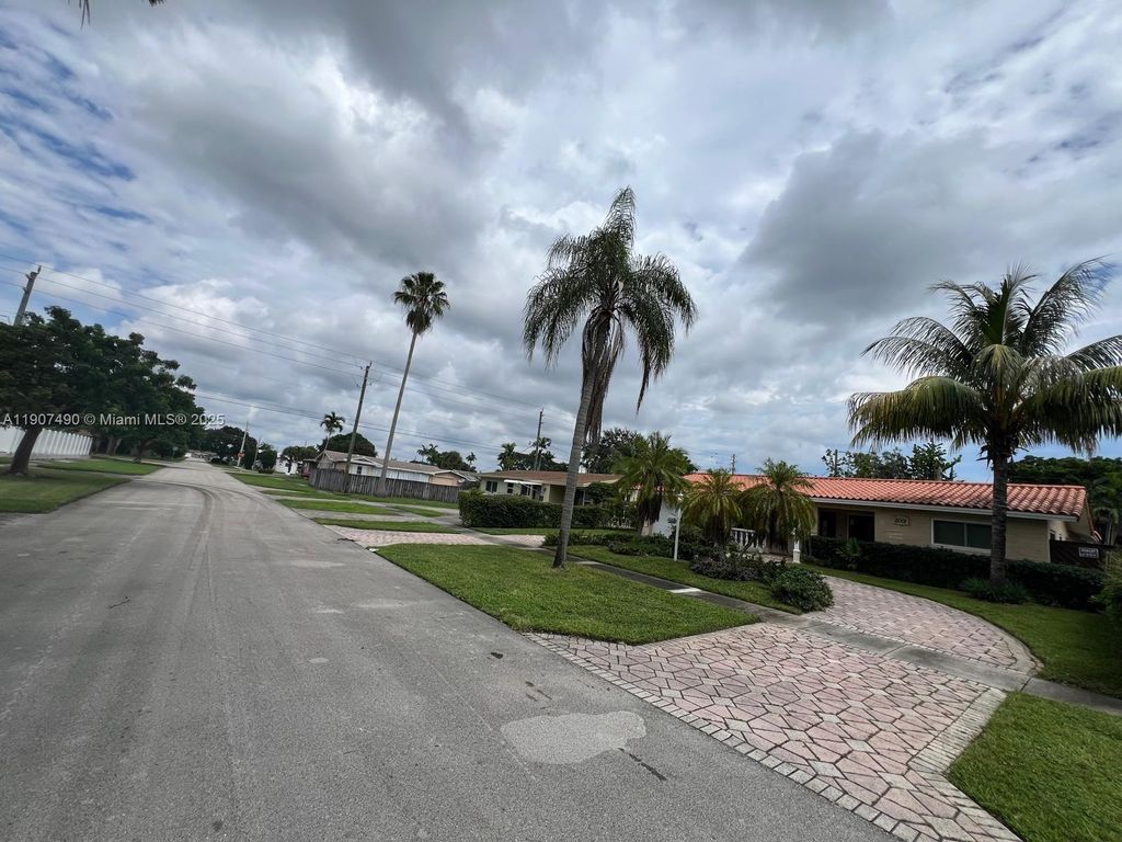 Photo of 2001 N 41st Ave, Hollywood, FL 33021 (MLS # A11907490)