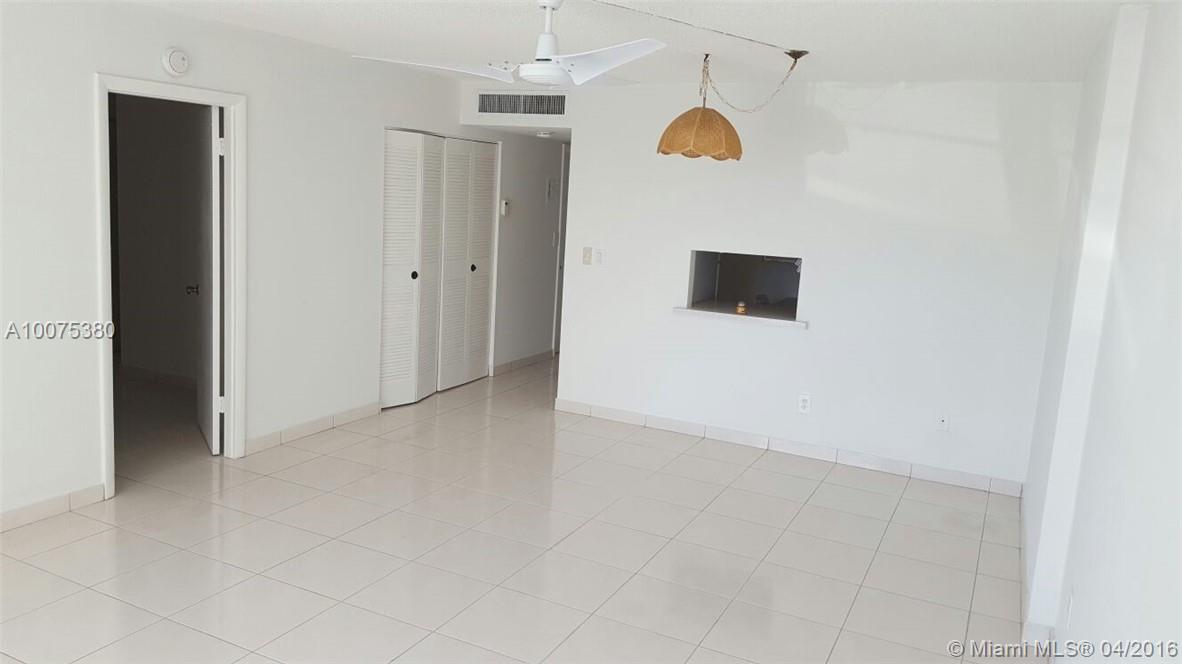 Affordable 2/2 condo located at the heart of North Miami in great condition !available for immediate move in! Rentals allowed after 1 year ownership .