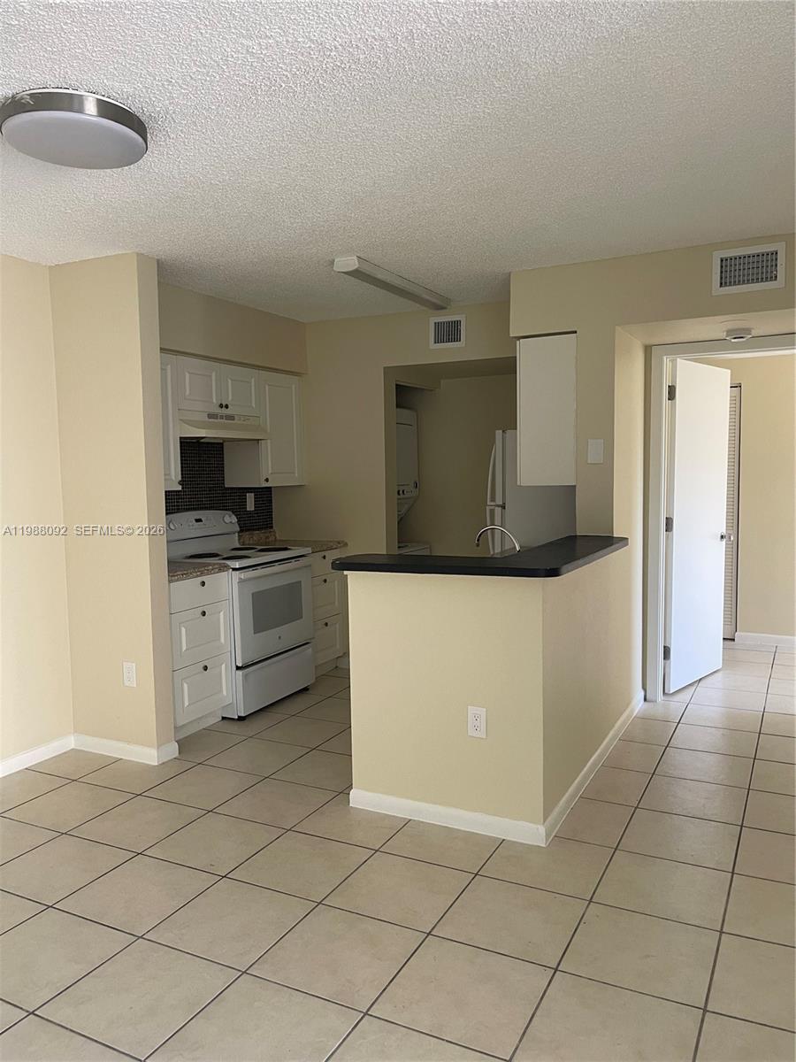 KENDALL LAKE TOWERS CONDO - Residential Lease