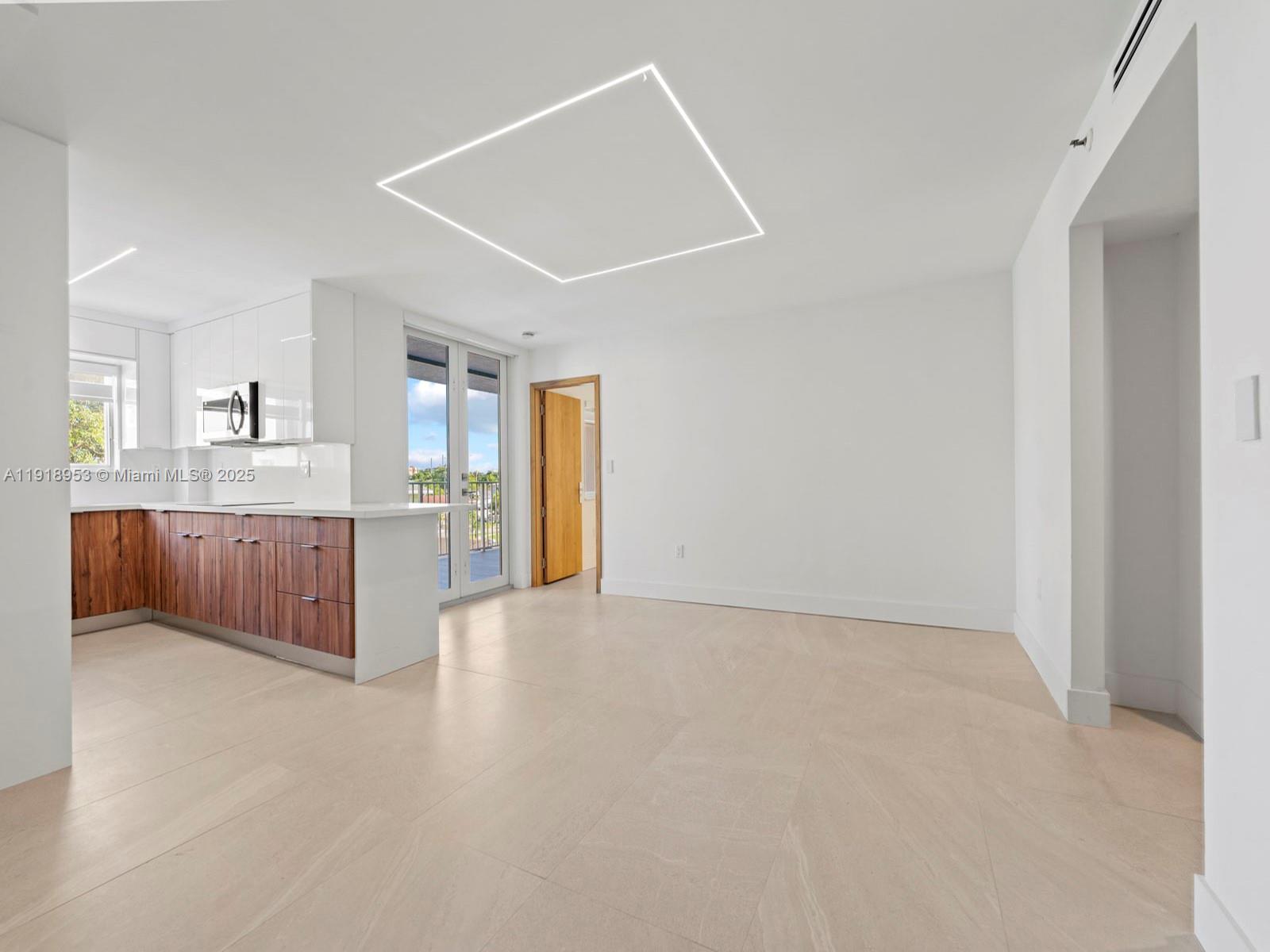 VISTA LAKE CONDO - Residential