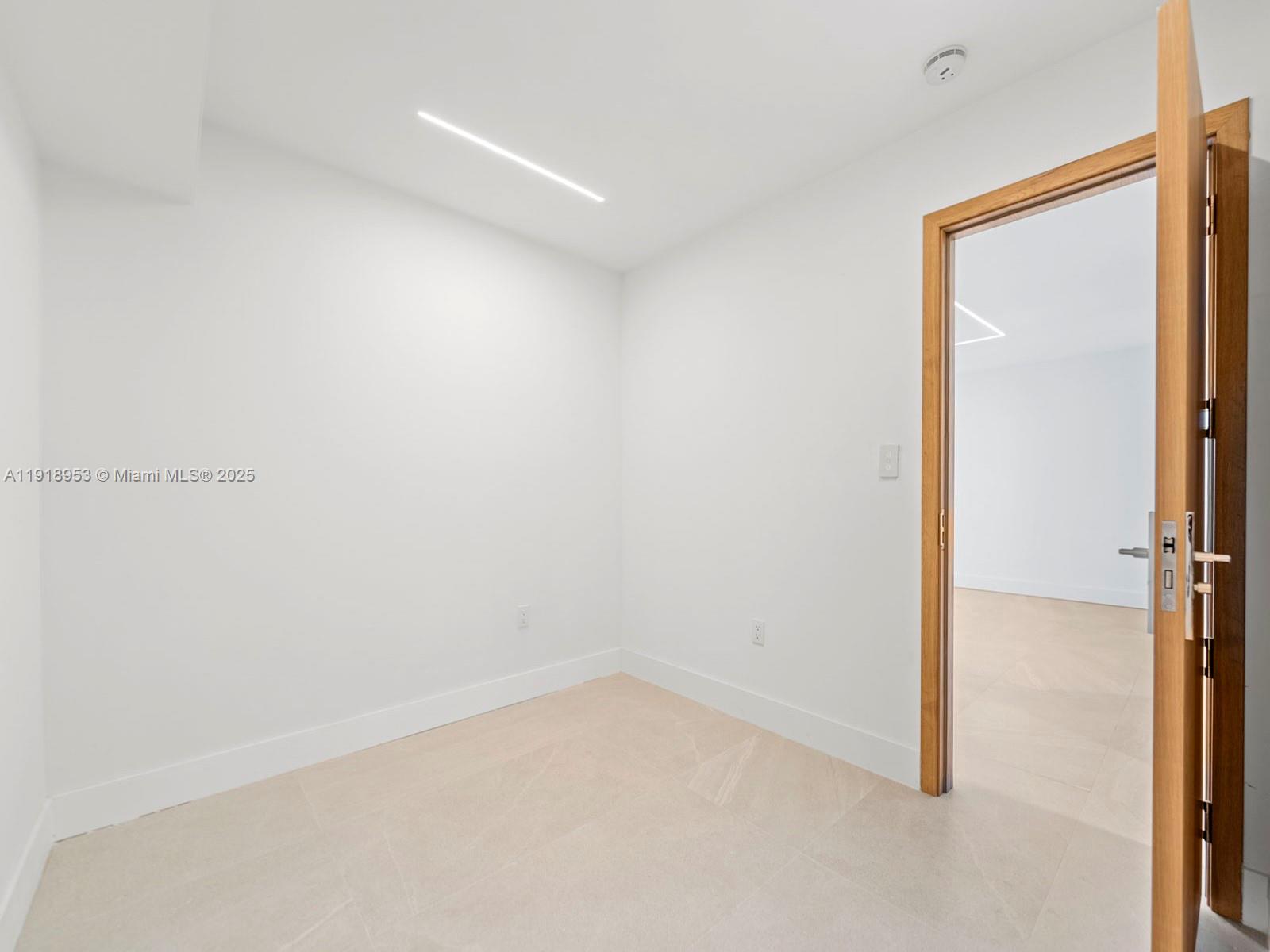 VISTA LAKE CONDO - Residential