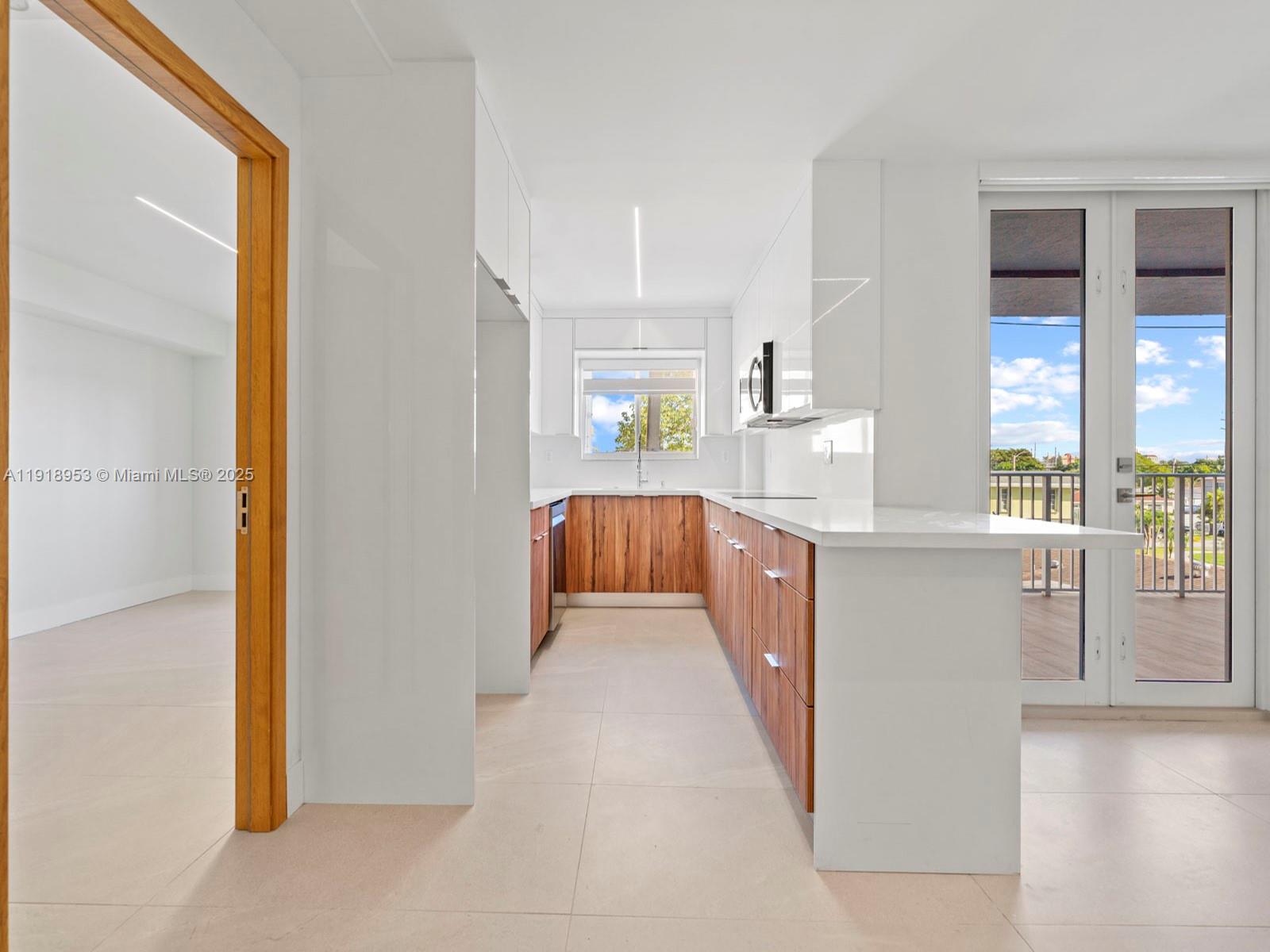 VISTA LAKE CONDO - Residential